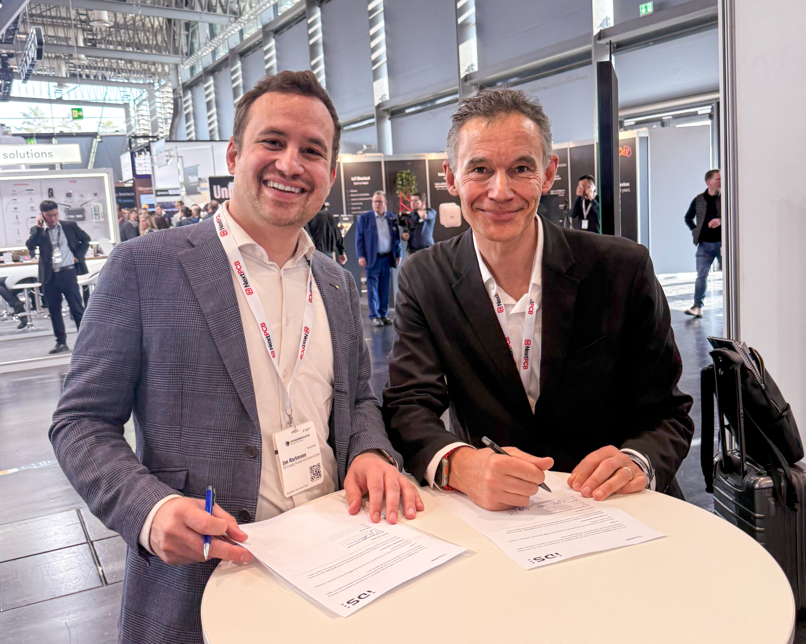IDS CEO Jan Hartmann and Prophesee CEO Jean Ferre sign a Letter of Intent at Embedded World 2026 to deepen collaboration and advance next-generation Event-based industrial vision systems